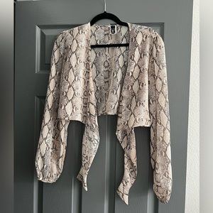 Windsor size M snakeskin tie front long sleeve top